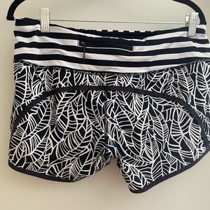 Lululemon Black and white print shorts size 8